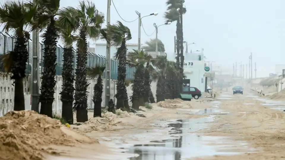 Cuidado! Distrito de Faro sob aviso amarelo devido à agitação marítima