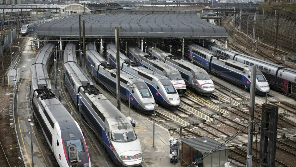 Greve deixa França sem transportes, escolas e hospitais