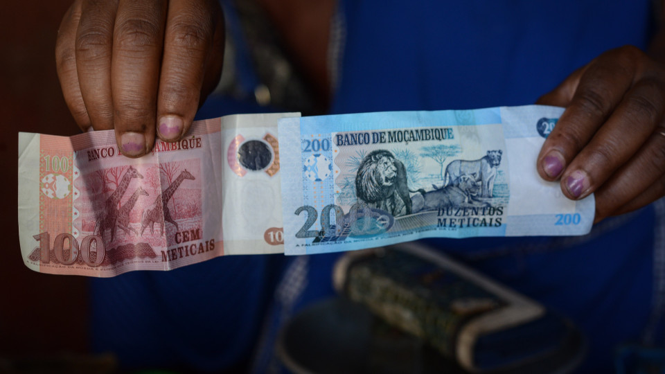 Moeda moçambicana estabiliza face ao euro e perde para o dólar