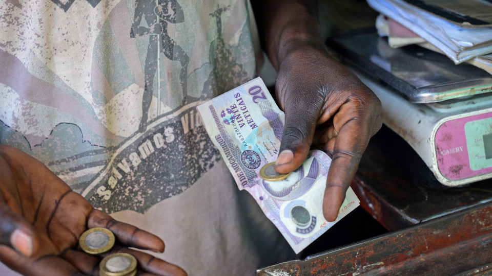Moçambique: Moeda valoriza e mantém euro em mínimos dos últimos 12 meses