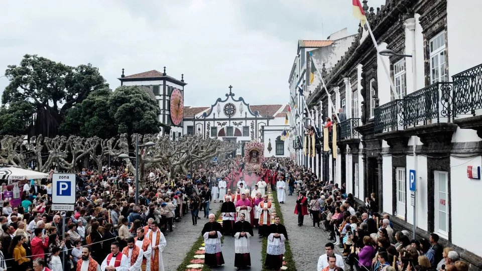 Milhares em Ponta Delgada nos "momentos especiais" do Santo Cristo