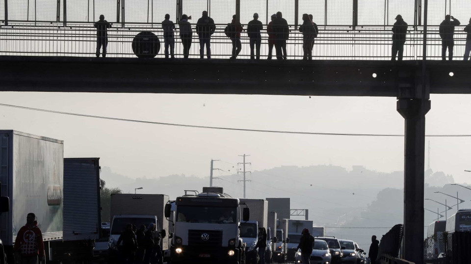 Camionistas bloqueiam rodovias em atos contra a derrota de Bolsonaro