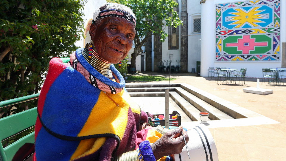 Artista sul-africana Esther Mahlangu cria mural em Évora