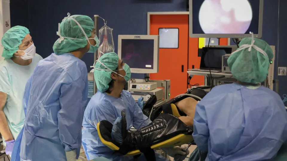 Cirurgia pioneira de remoção de tumores no útero realizada hoje no Porto