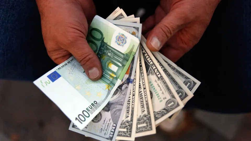 Euro volta a cair face ao dólar e atinge mínimo desde março