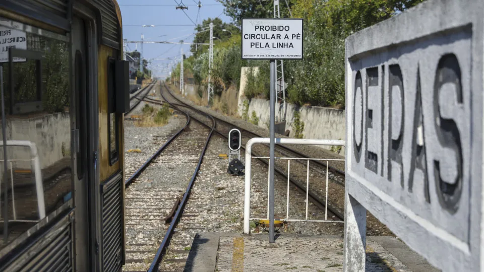Linha de Cascais interditada no troço Oeiras-Cascais na manhã de domingo
