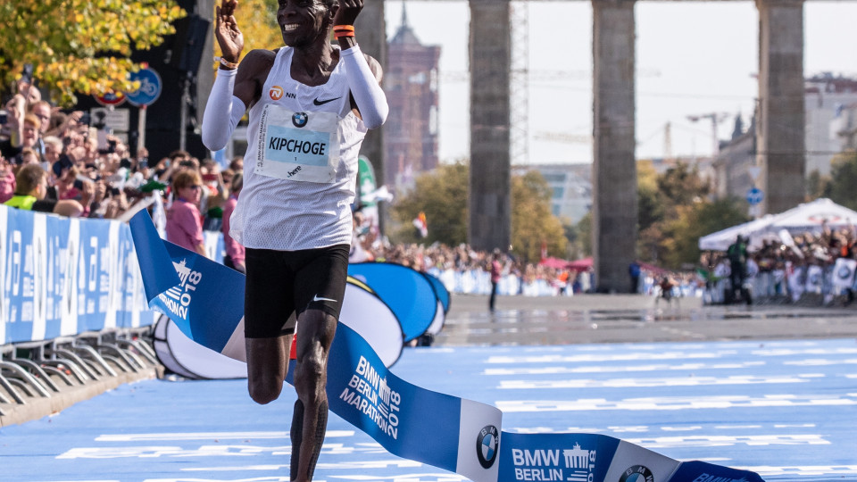 Queniano Eliud Kipchoge bate em Berlim recorde mundial da maratona