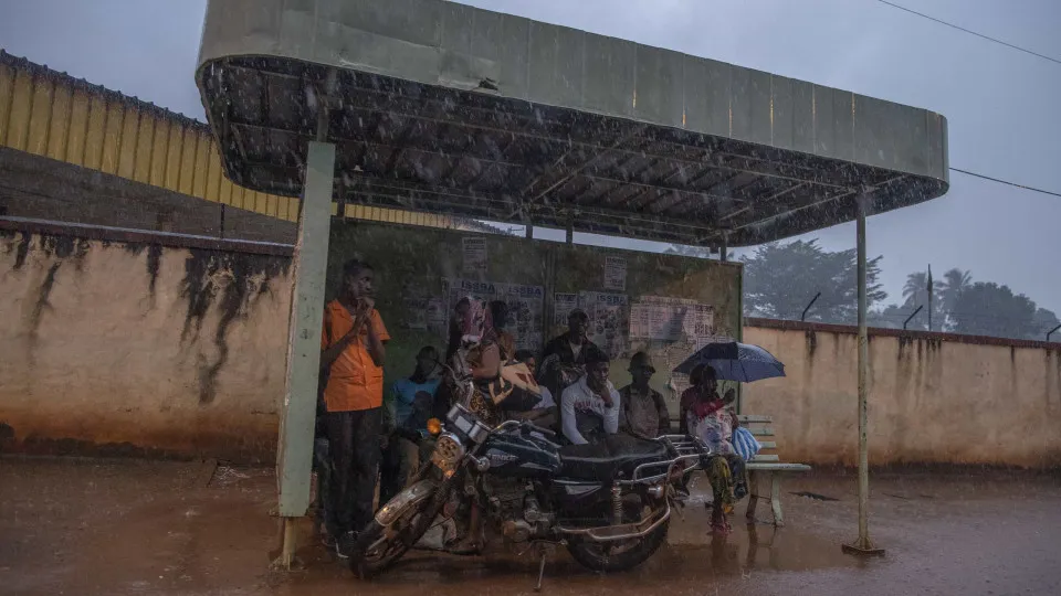 Alterações climáticas mudam zona das chuvas tropicais, alerta estudo
