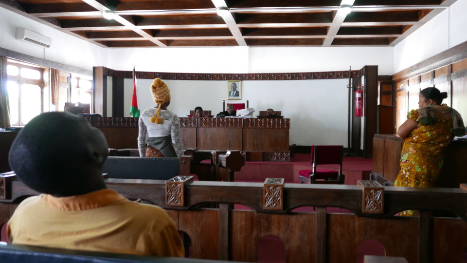 Quatro defensores públicos representam quase 200 arguidos em Moçambique