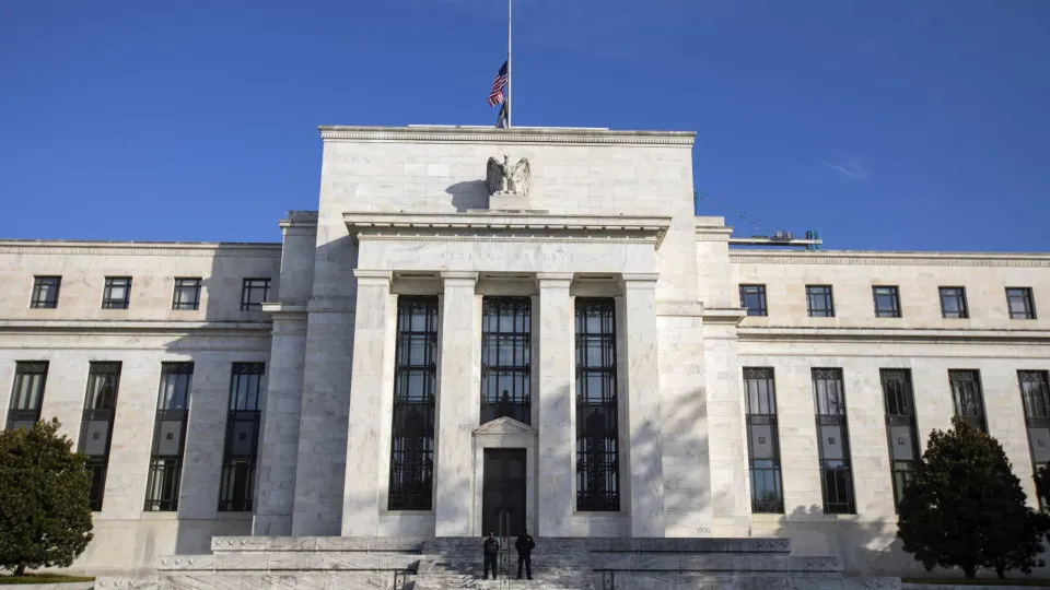 Fed deixa taxas inalteradas enquanto aguarda por crescimento sólido
