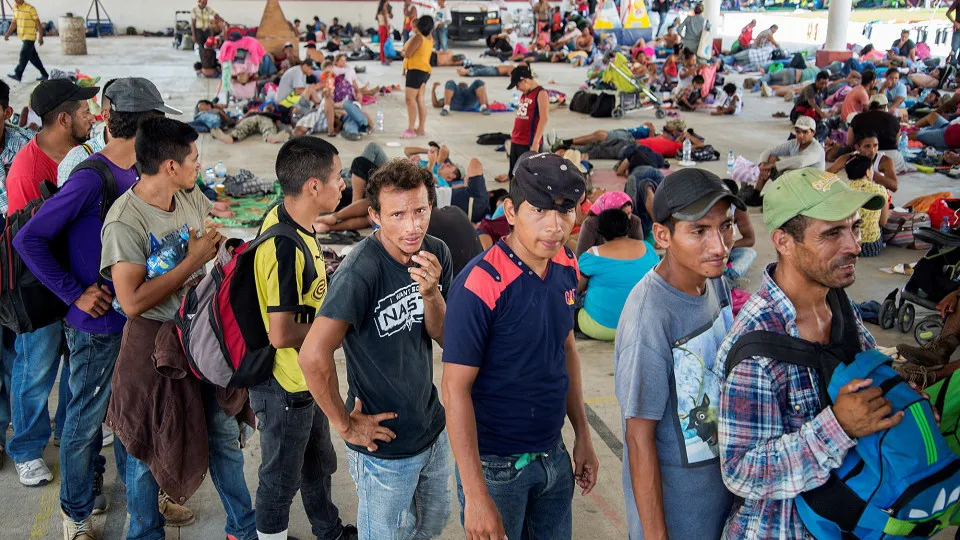 Cerca de 5.500 migrantes que querem entrar nos EUA chegaram ao México