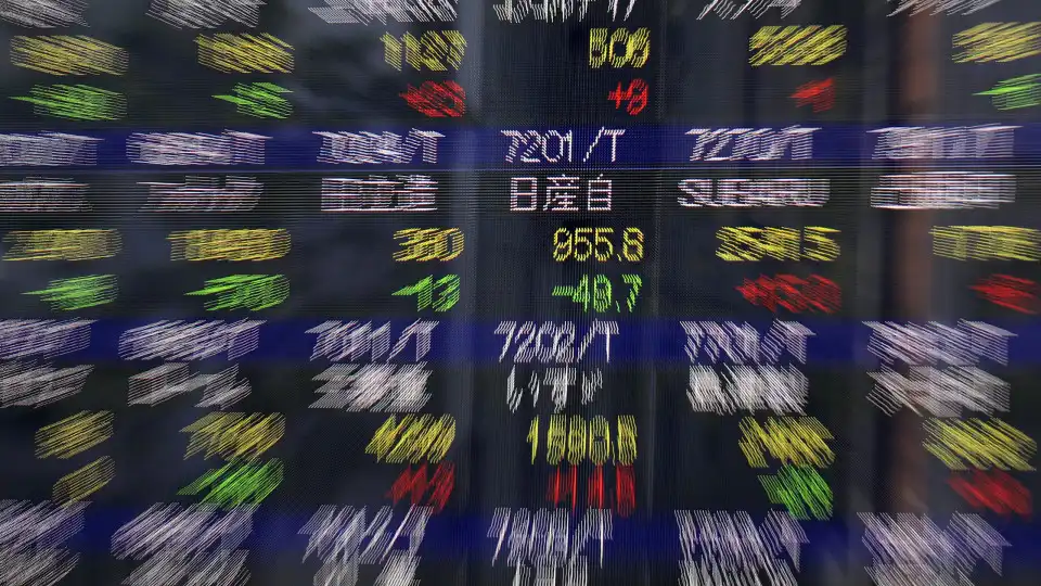 Bolsa de Tóquio fecha a ganhar 2,79%