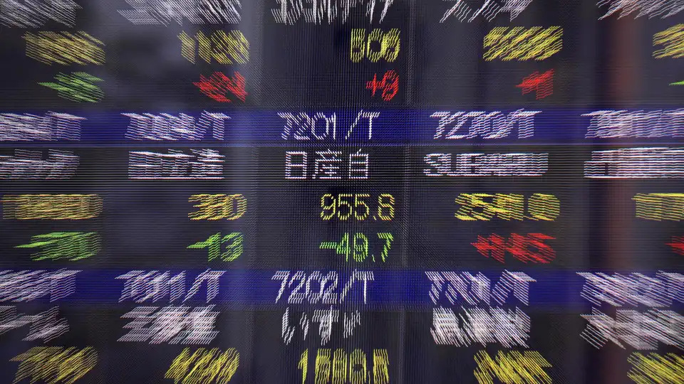 Bolsa de Tóquio fecha a perder 2,36%