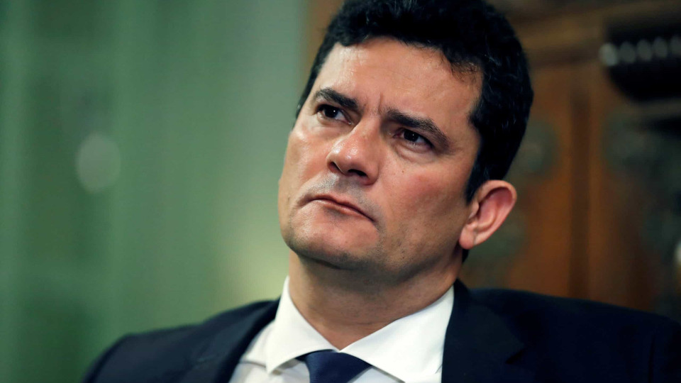 Bolsonaro diz "confiar irrestritamente" em ministro Sergio Moro