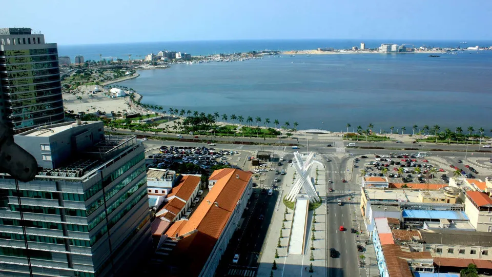 "Do Lixo ao Luxo" com arte para sobreviver em Angola