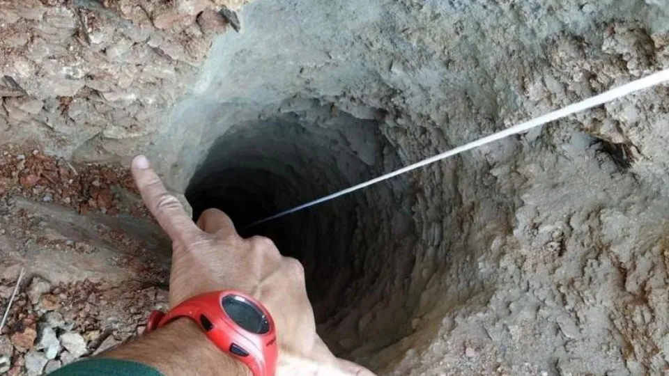 Equipas escavam túnel lateral para chegar ao menino que caiu em poço 