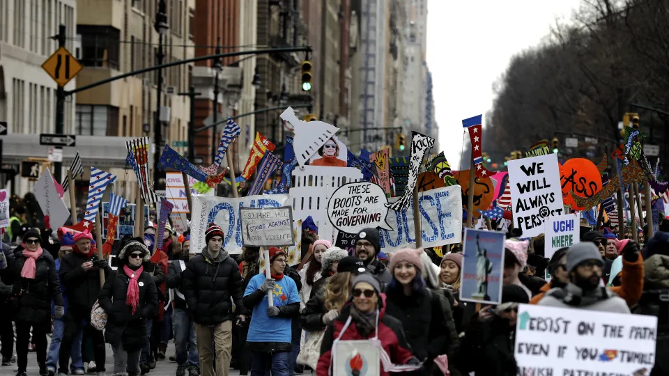 Milhares de pessoas nas ruas de Nova Iorque em protesto contra Trump