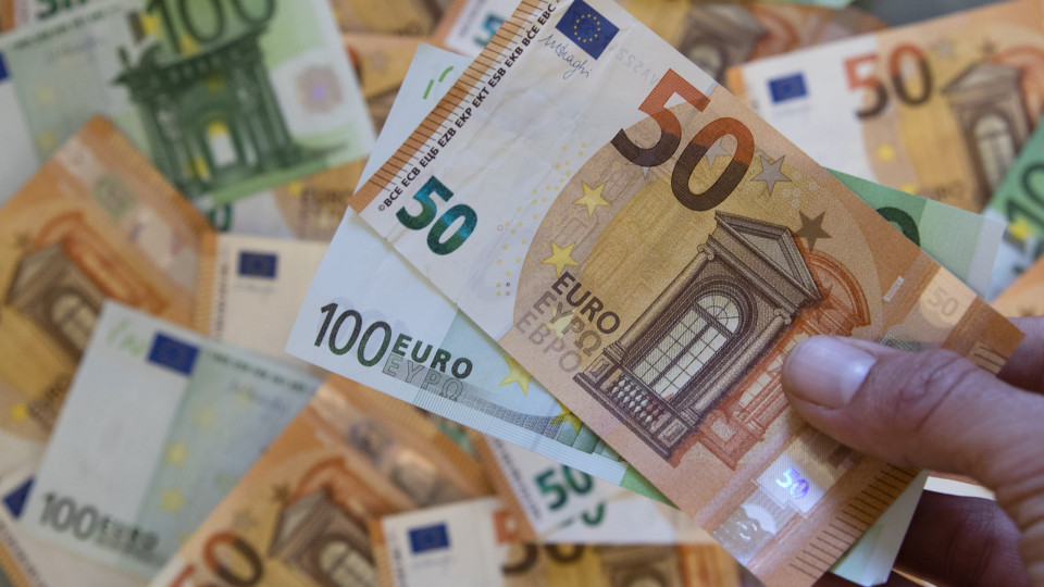 Euro sobe face ao dólar e interrompe ciclo de cinco sessões em queda