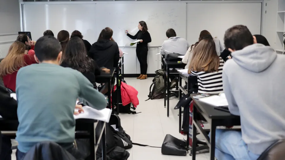 Pelo menos 10 mil alunos continuam sem todos os professores - Fenprof