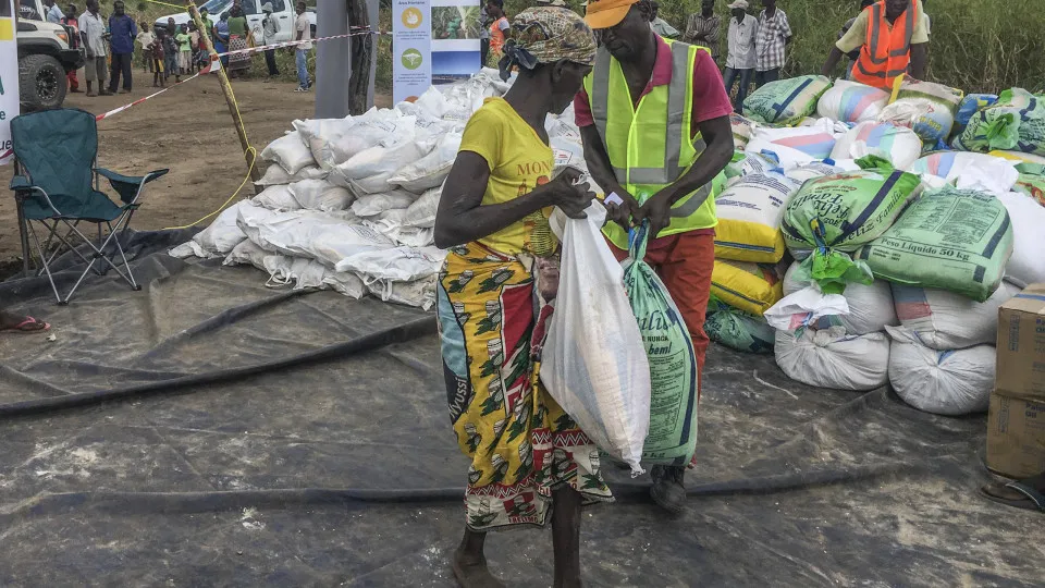 Oferta de sementes e comida tenta prevenir fome em Moçambique