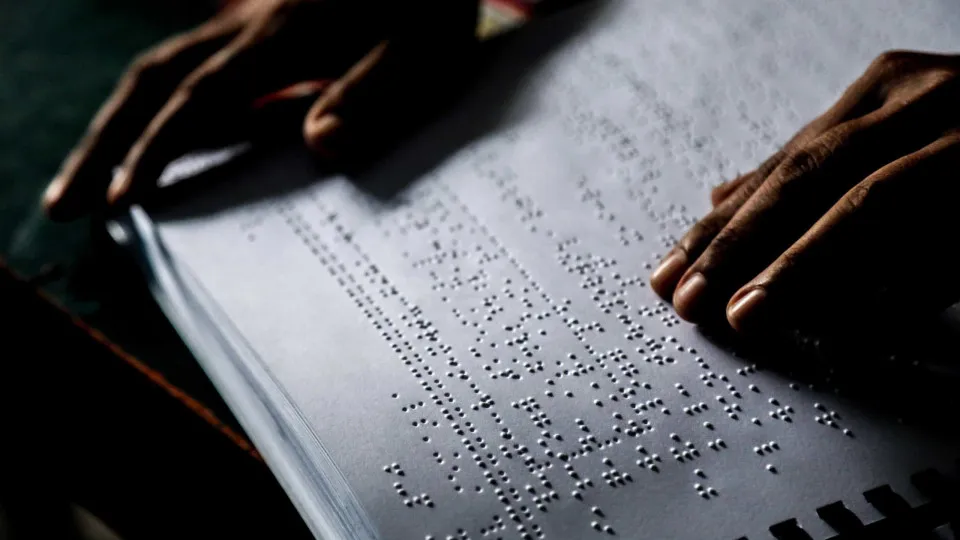 Alunos cegos fazem exames nacionais com 30 páginas em braille
