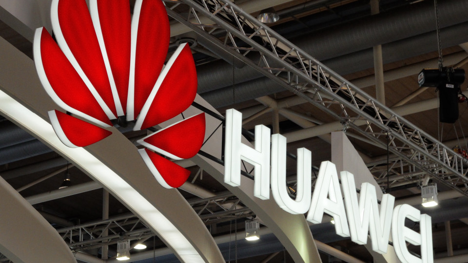 Huawei "em discussão" com Google para responder às interdições dos EUA