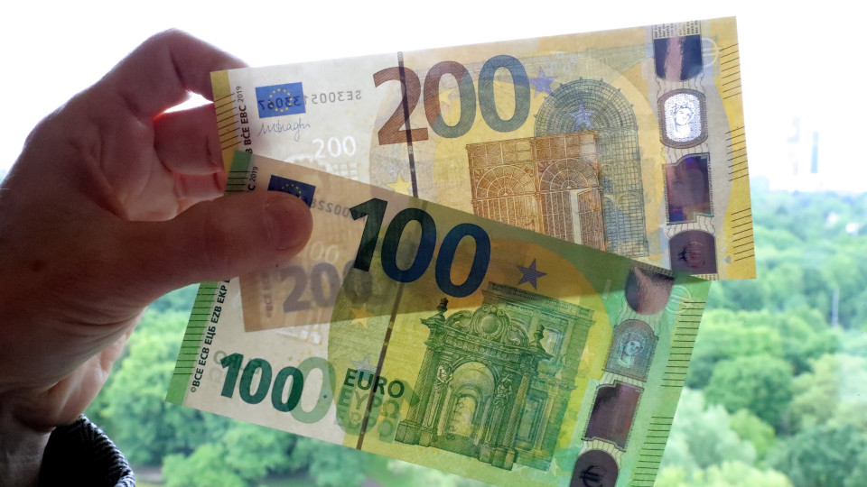 Novas notas de 100 e 200 euros têm a mesma cor, mas são mais pequenas