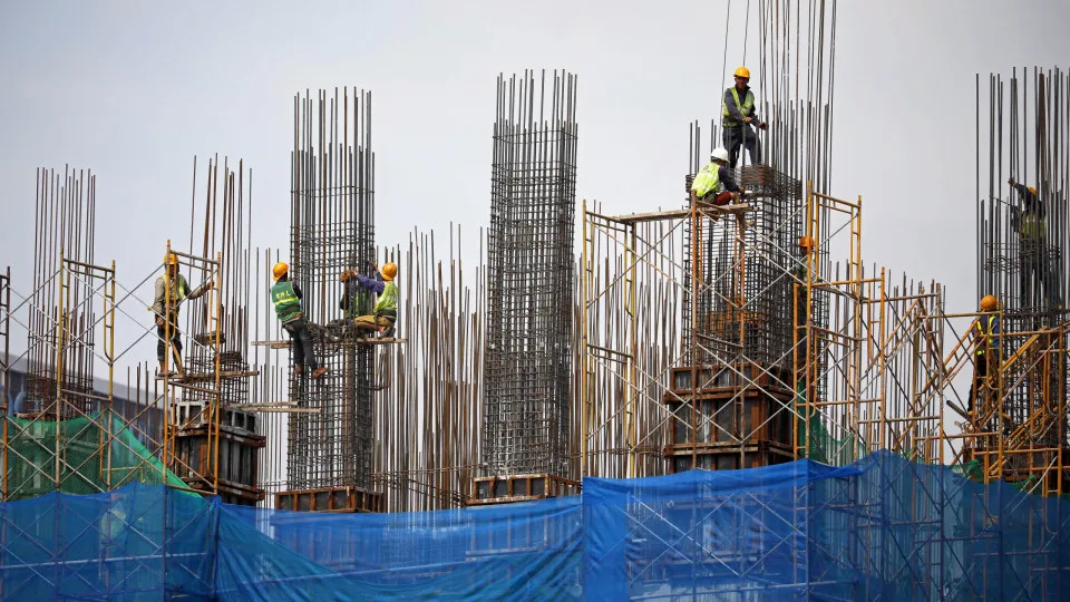 Covid-19: Governo reforça vigilância epidemiológica na construção civil e trabalho temporário