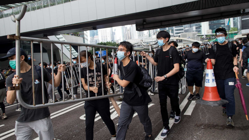Milhares de manifestantes cercam parlamento em Hong Kong contra lei