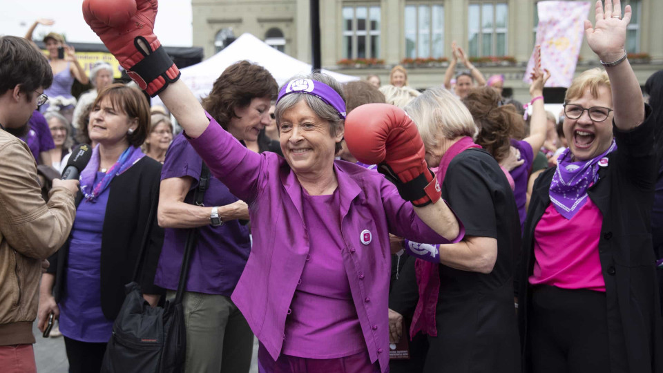 Centenas de milhares de mulheres reclamam na Suíça pelos seus direitos