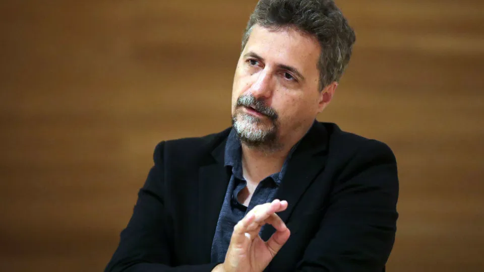 Imagem do artista como "inimigo do povo" está a pegar no Brasil