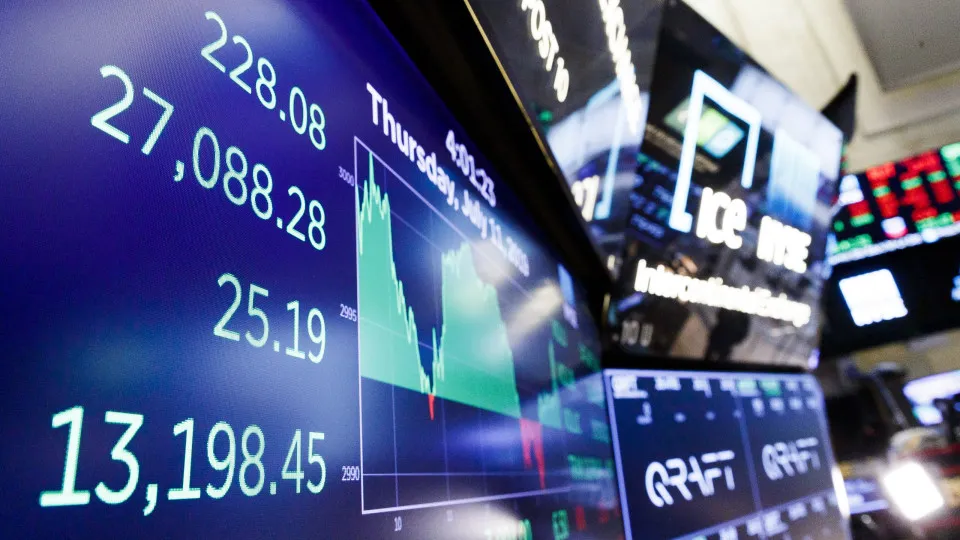 Wall Street fecha com novos recordes dos três principais índices