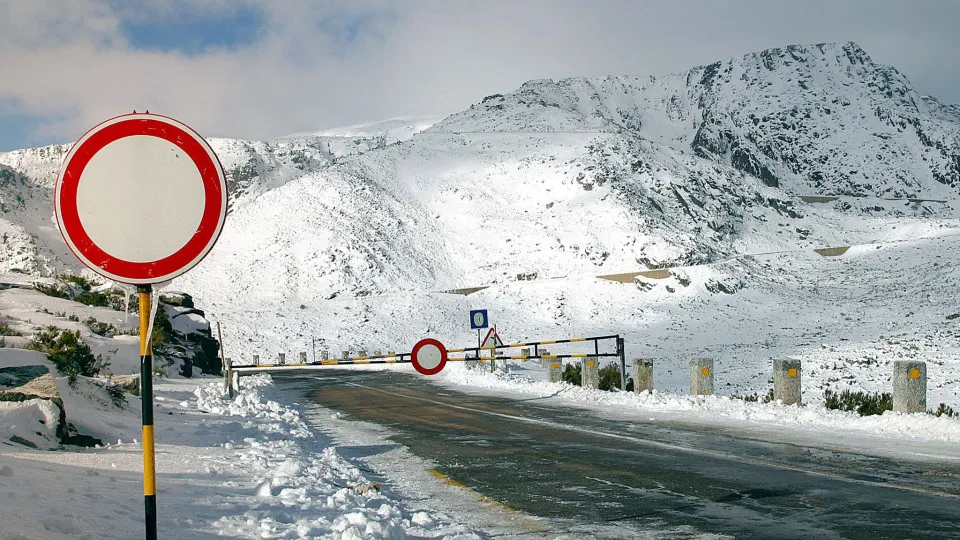 Neve fecha estradas no maciço central da Serra da Estrela