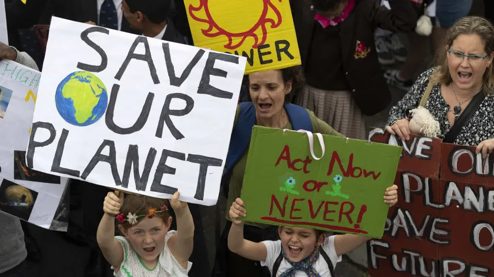 Jovens mobilizam-se para "greve mundial" pelo clima