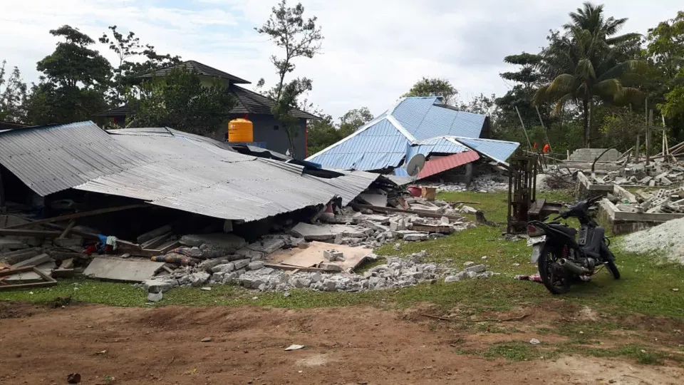 Novo balanço de sismo na Indonésia: 30 mortos e mais de 150 feridos