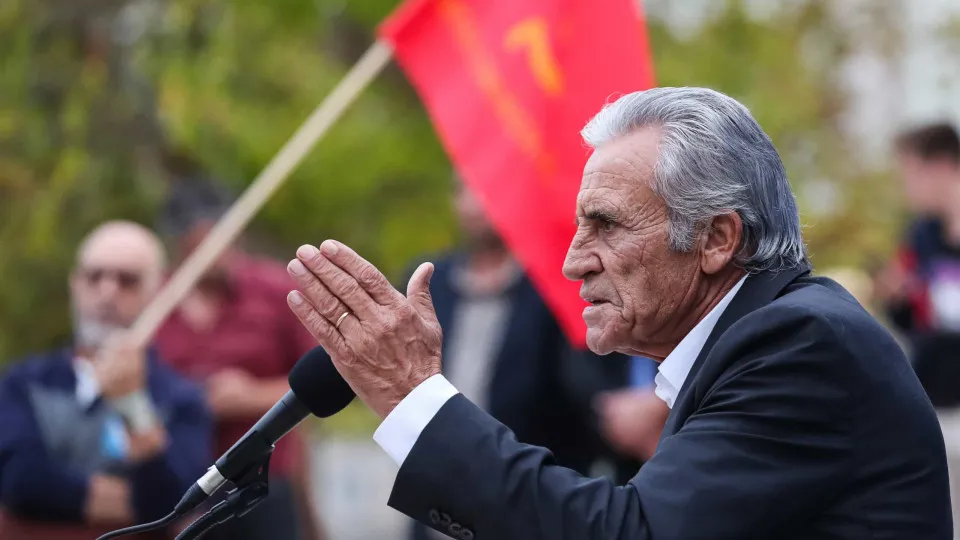 PS está embriagado por sondagens e com "política de direita" na "génese"