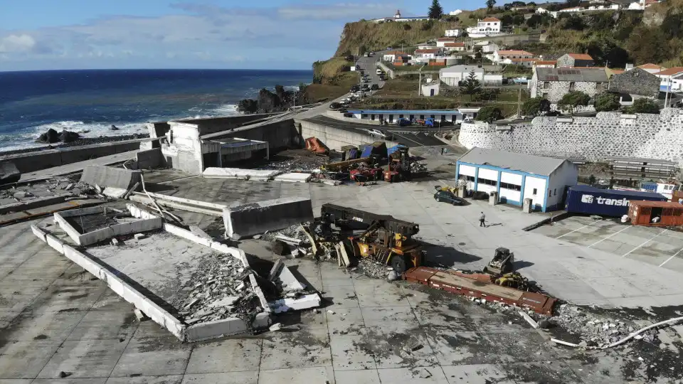 Governo com 321 milhões para obras nos portos e aeroportos dos Açores