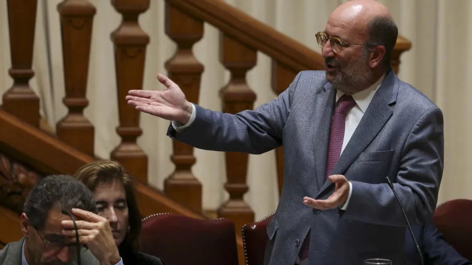 PSD, BE e PEV criticam exploração do lítio. Governo considera-a essencial