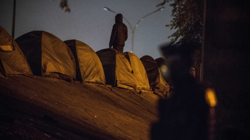 Polícia evacuou campo de migrantes perto de Paris