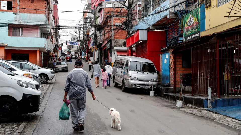 Brasil. Dificuldade de isolamento de mais pobres preocupa especialistas