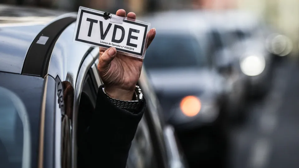 Bruxelas quer motoristas da Uber e proprietários de Airbnb a cobrar IVA