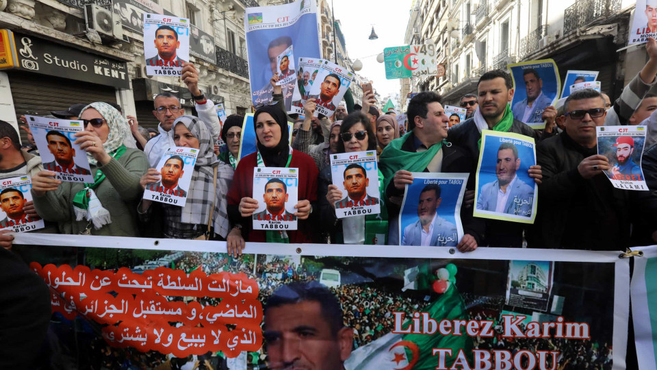 Manifestantes prometem não parar até ao derrube do "sistema" argelino