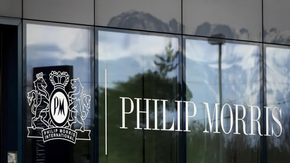 Lucros da Philip Morris caem 16% no 1.º semestre para 4.673 milhões