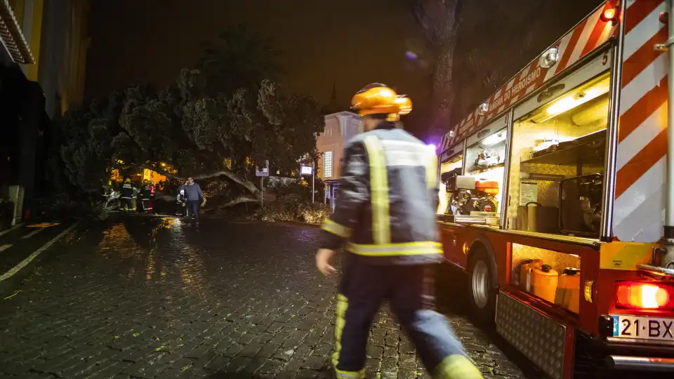 Bombeiros e proteção civil em prontidão nos Açores devido a depressão