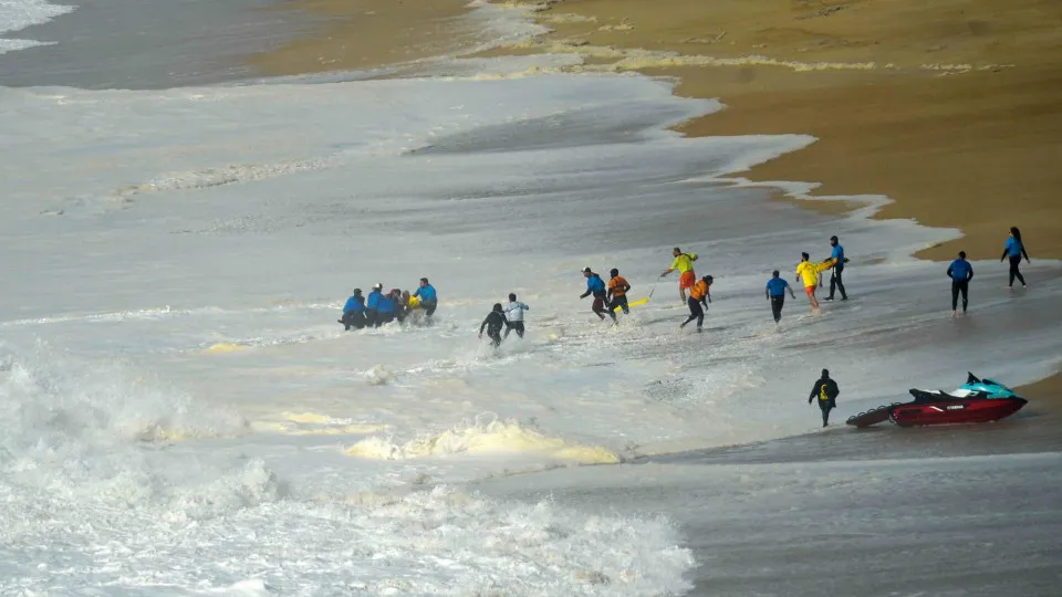 Surfista Alex Botelho melhora e já respira sem auxílio de ventilador