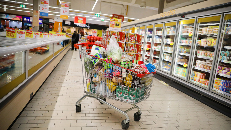 Supermercados abertos até às 22h00 na AML em nova fase de contingência