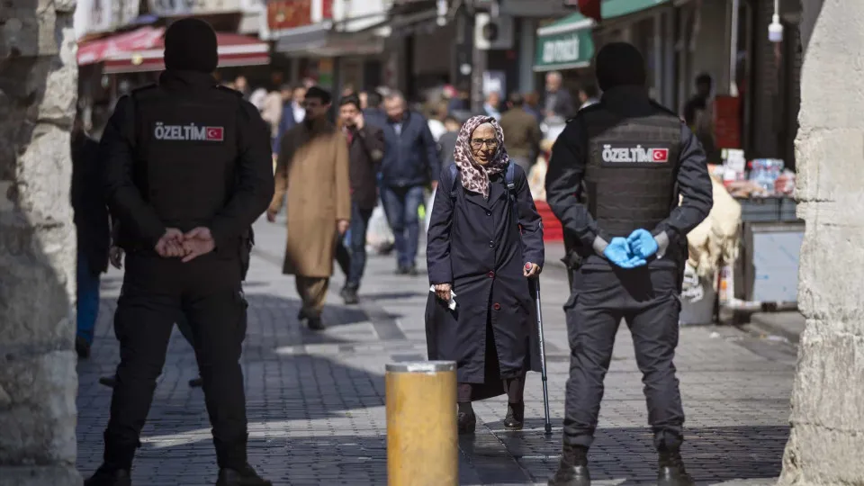 Turquia impõe confinamento total a idosos e doentes crónicos