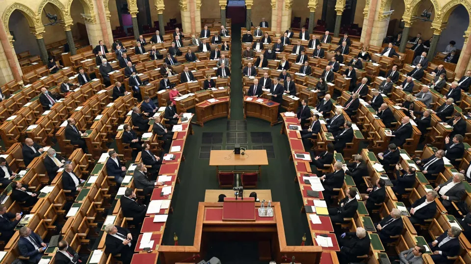 Covid-19: Parlamento da Hungria vota hoje fim do estado de emergência