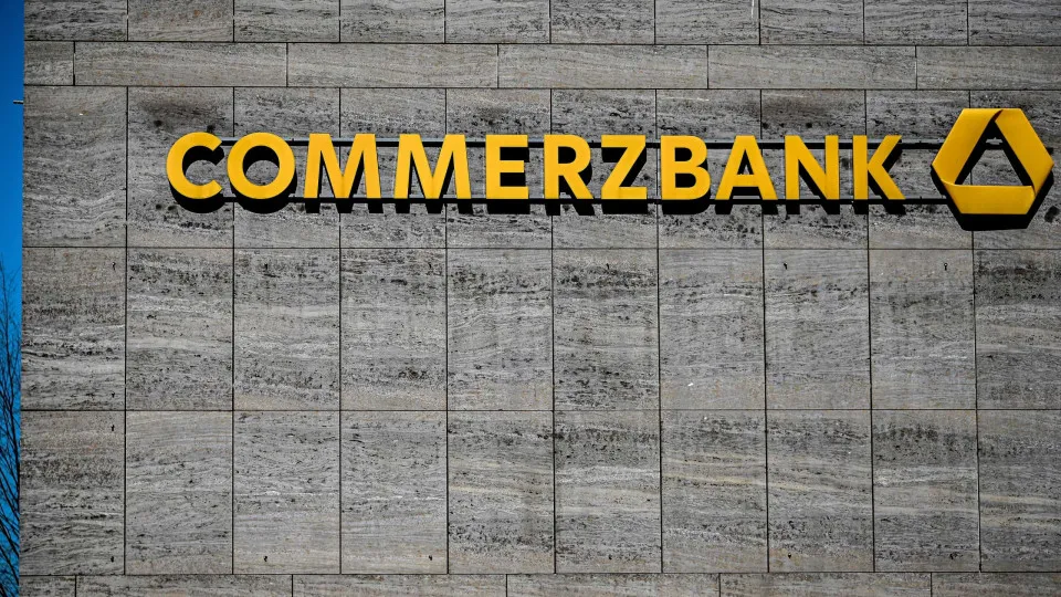 Commerzbank passa de lucro a prejuízo de 162 ME até setembro