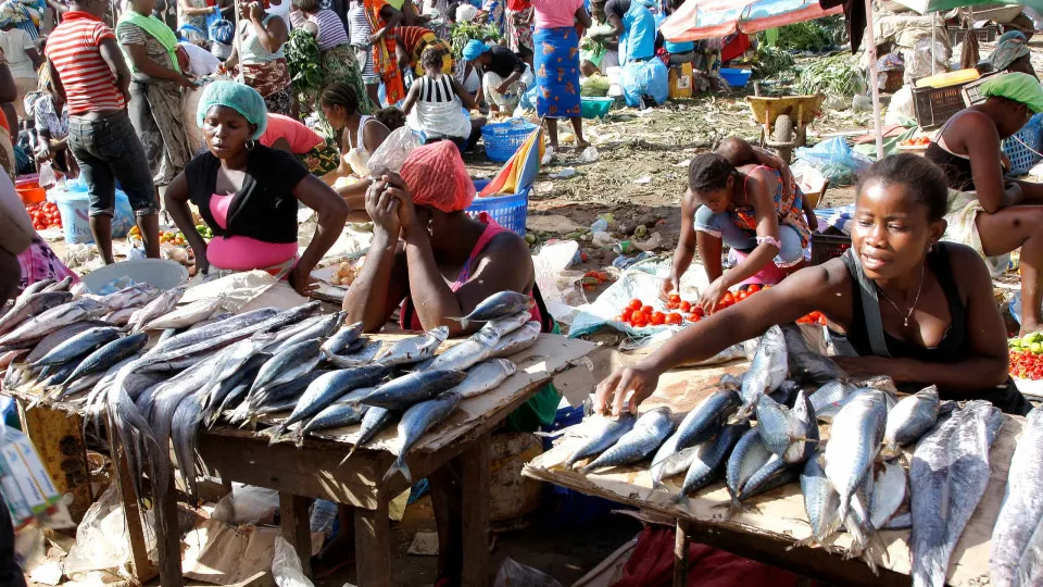 Angola alarga funcionamento de mercados em novo estado de emergência